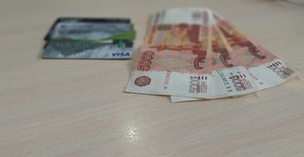 Пенсионерка из Переволоцкого нашла потерянную карту в шкафу, но не досчиталась 15 тысяч рублей