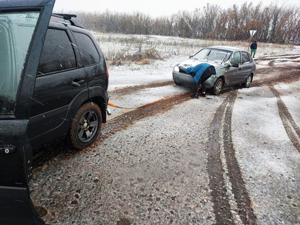 Автоволонтер помог вытащить легковушку, которая съехала в грязь возле  Переволоцкого | Новости Переволоцкого района